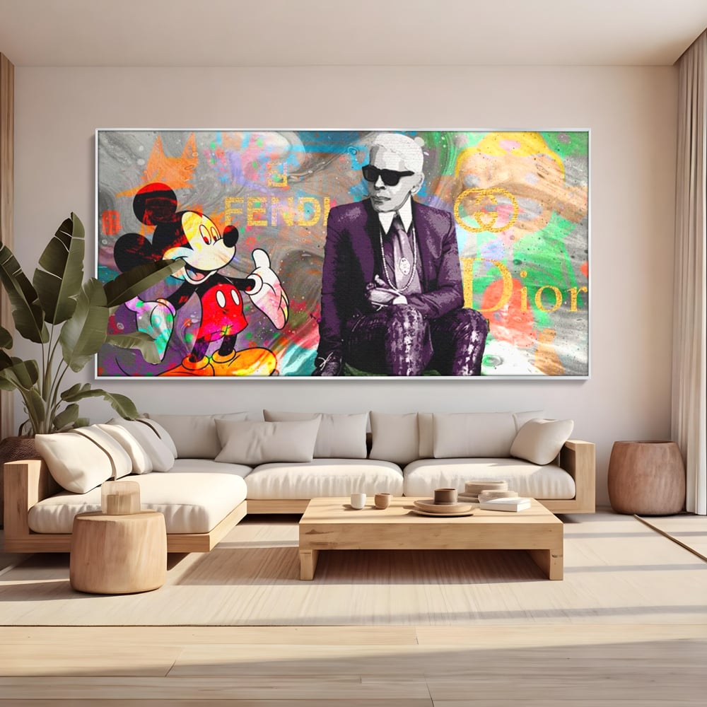 Tablou canvas cu tablou canvas cu mickey mouse si karl lagerfeld, in rama de aluminiu argintiu, pe perete intr-un living